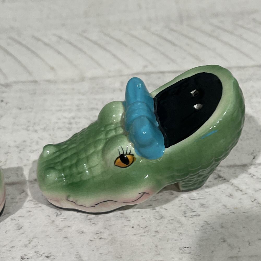 Vandor Vintage CROCODILE SHOES Figural Salt & Pepper Shakers Set - Picture 8 of 8